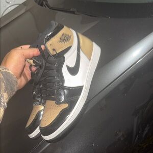 Air Jordan 1 golden toe